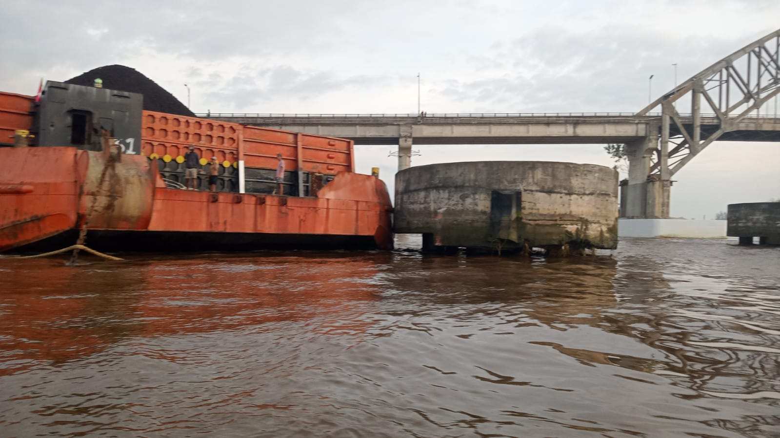 BREAKING NEWS: Gawat! Fender Jembatan Mahulu Samarinda Miring dan Pilar 8–9 Tergores