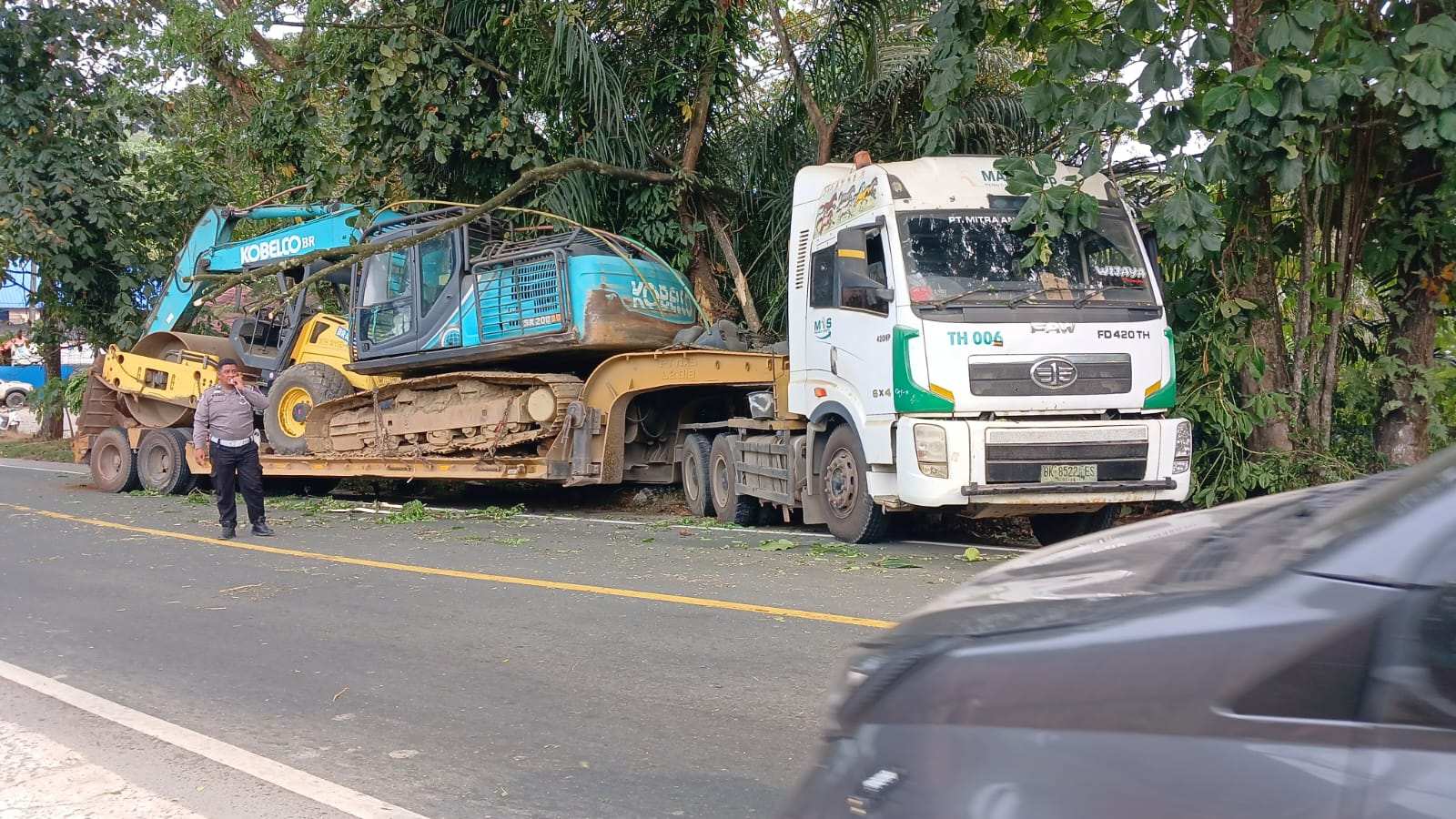 Mati Mesin Saat Menanjak, Truk Alat Berat Mundur dan Picu Kemacetan Panjang di Samarinda