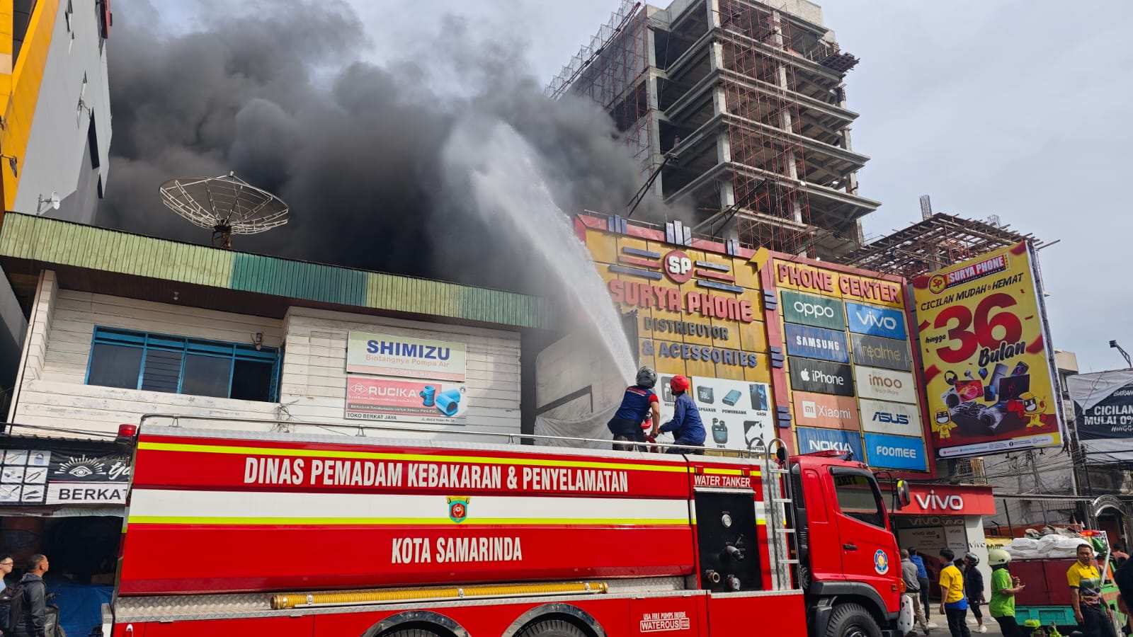 Dari Lantai Dua, Api Melalap Surya Phone di Samarinda