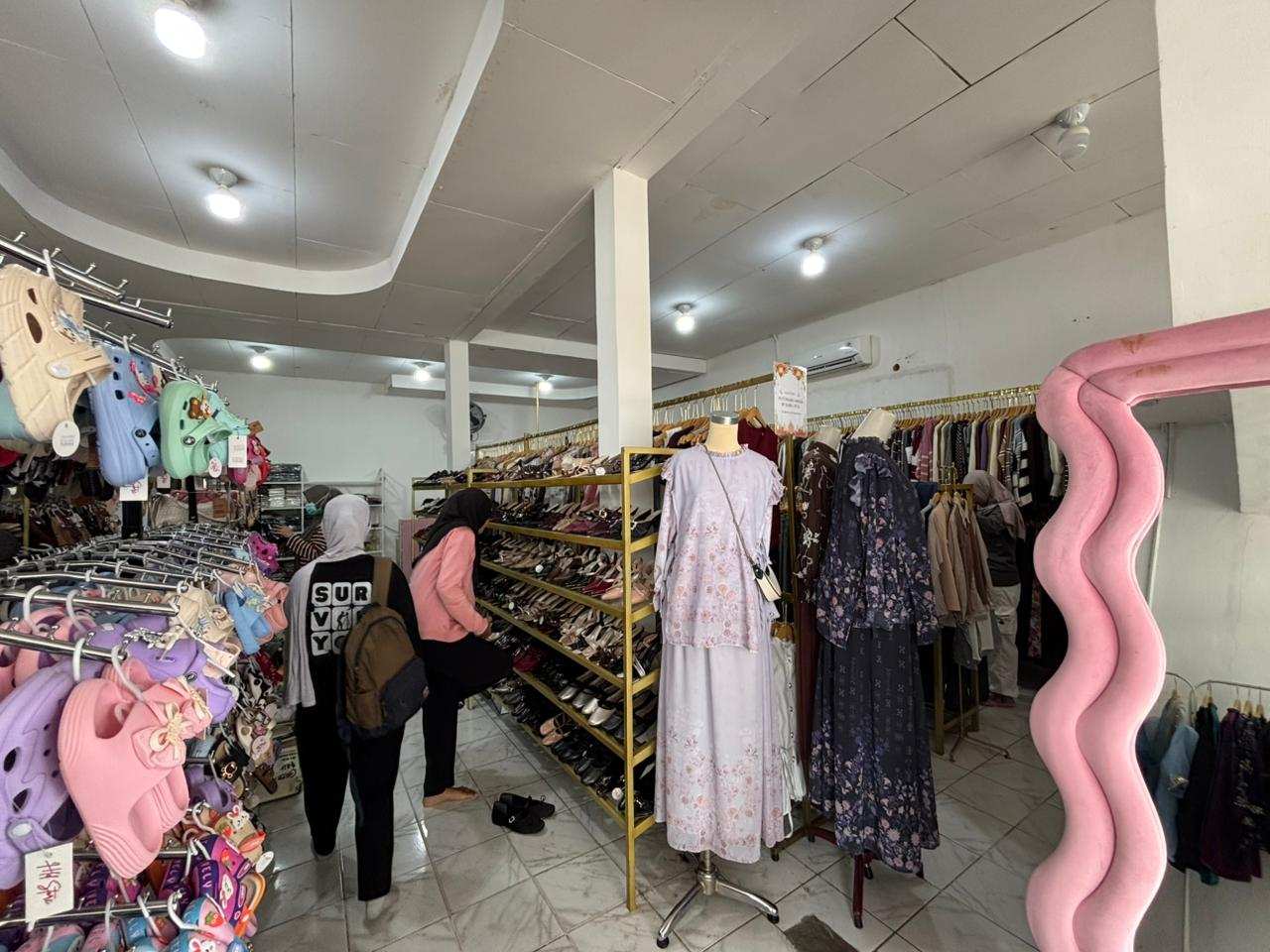 Berburu Outfit Lebaran di Bontang: Ada "Gamis Bini Orang" sampai "Sultan"