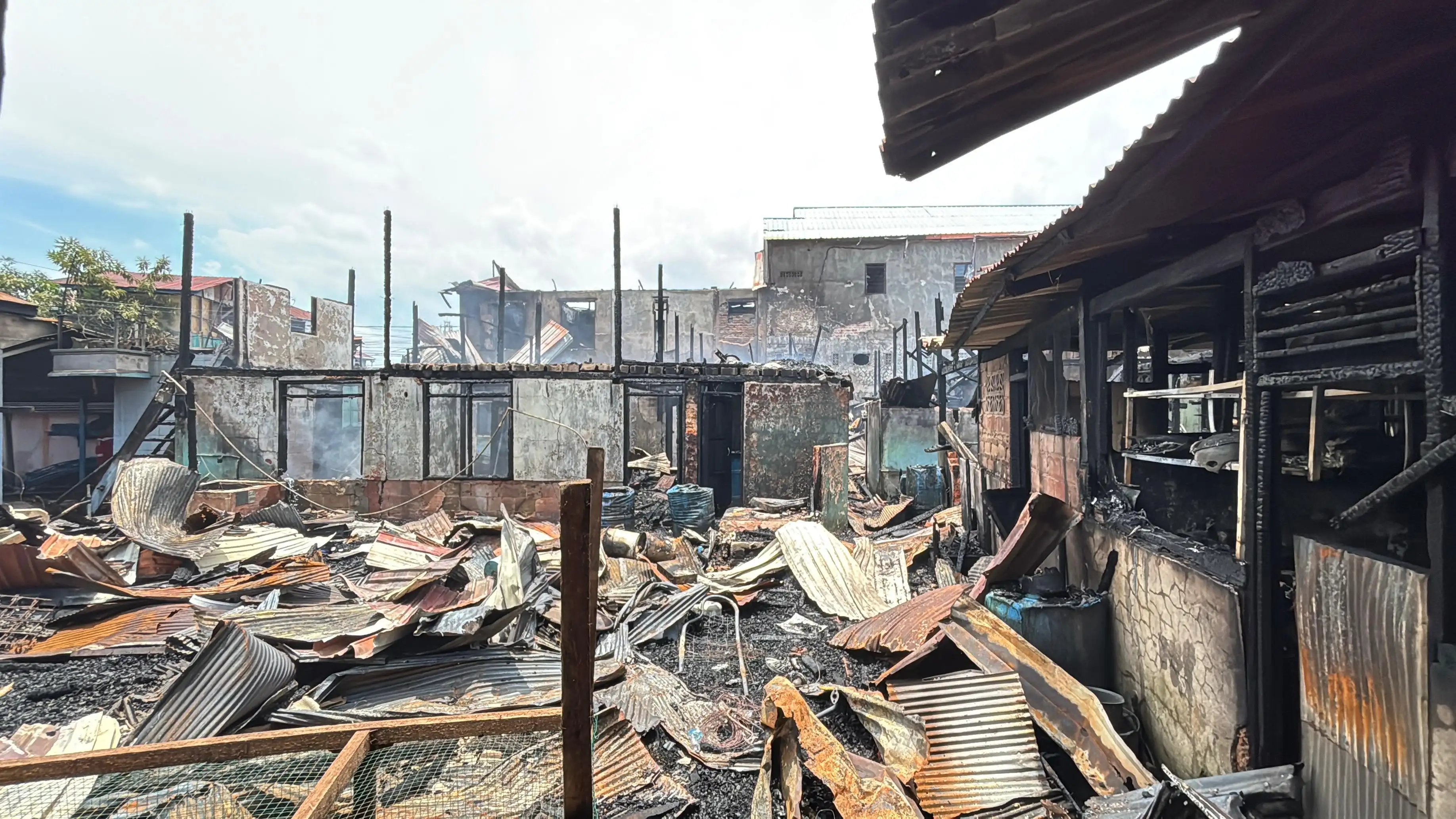 Kebakaran Hebat di Berbas Tengah Bontang Hanguskan Kontrakan 4 Pintu dan Kos-Kosan 12 Pintu, Diduga Berasal dari Rumah Ketua RT