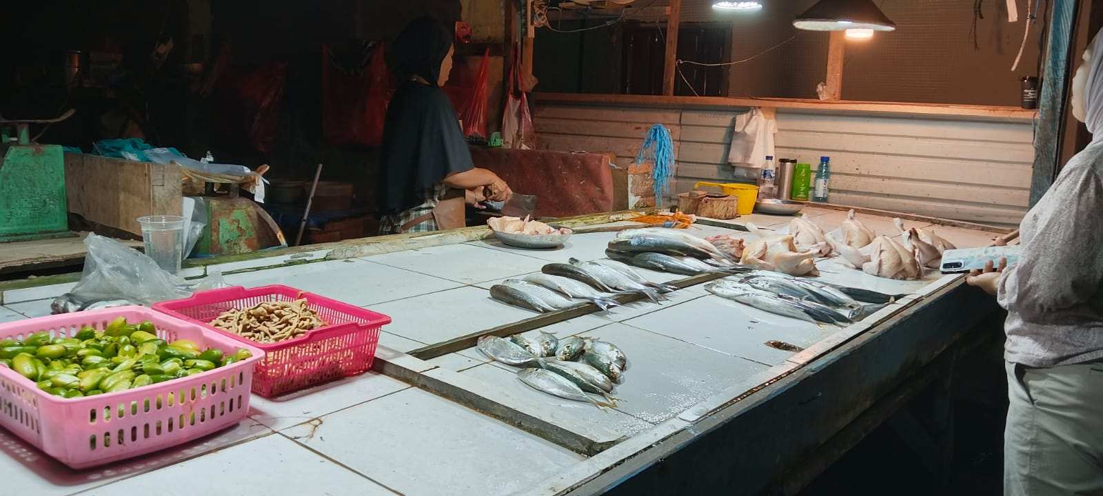 Di Balik Lapak Pedagang Ikan Pasar Taman Rawa Indah Bontang: Membiayai Anak dan Ponakan