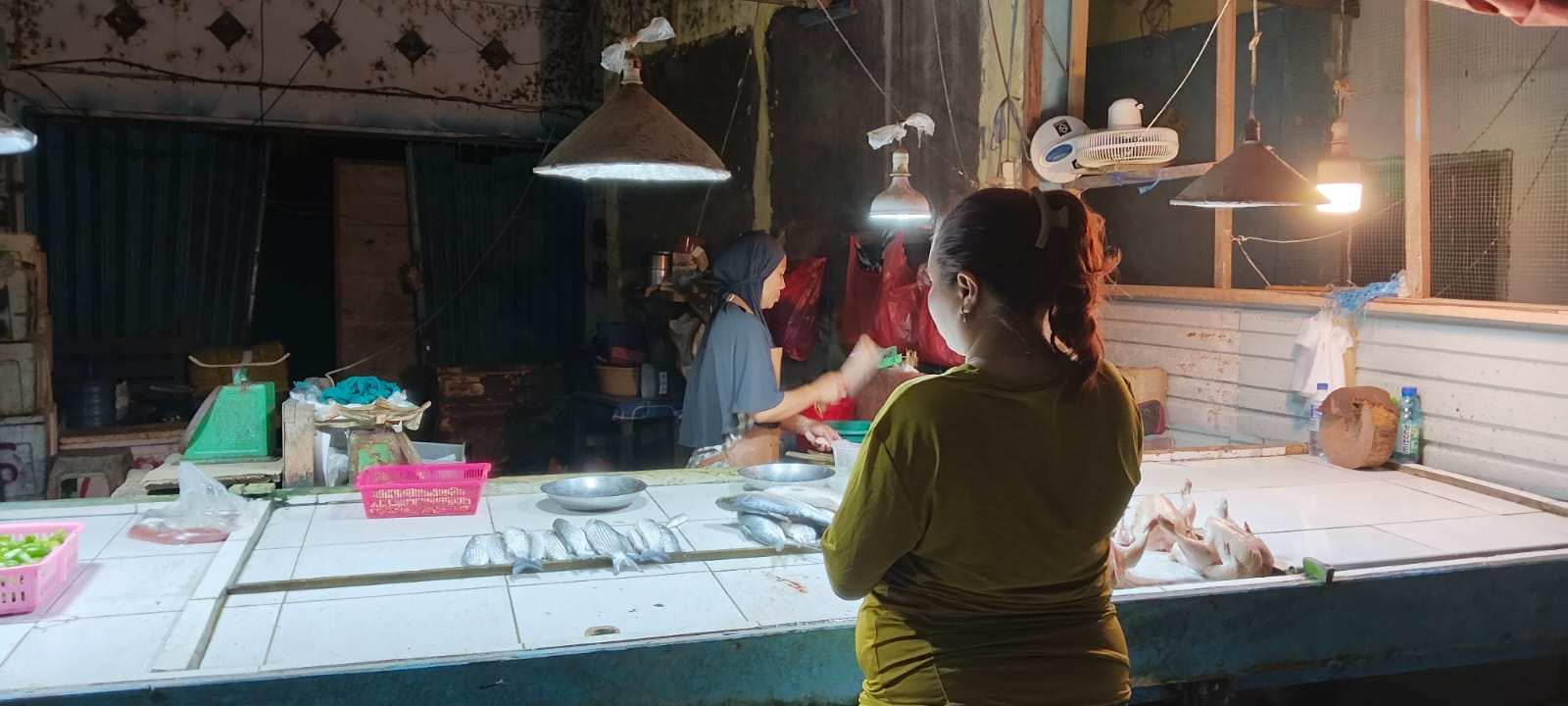 Di Balik Lapak Pedagang Ikan Pasar Taman Rawa Indah Bontang: Harga Kantong Kresek Naik