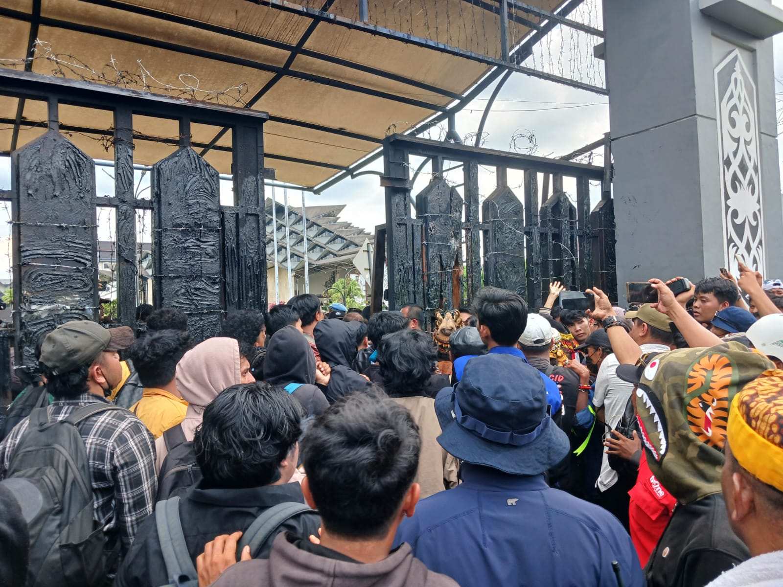 Geruduk DPRD Kaltim, Aksi 21 April Soroti KKN dan Desak Audit Kebijakan Pemprov