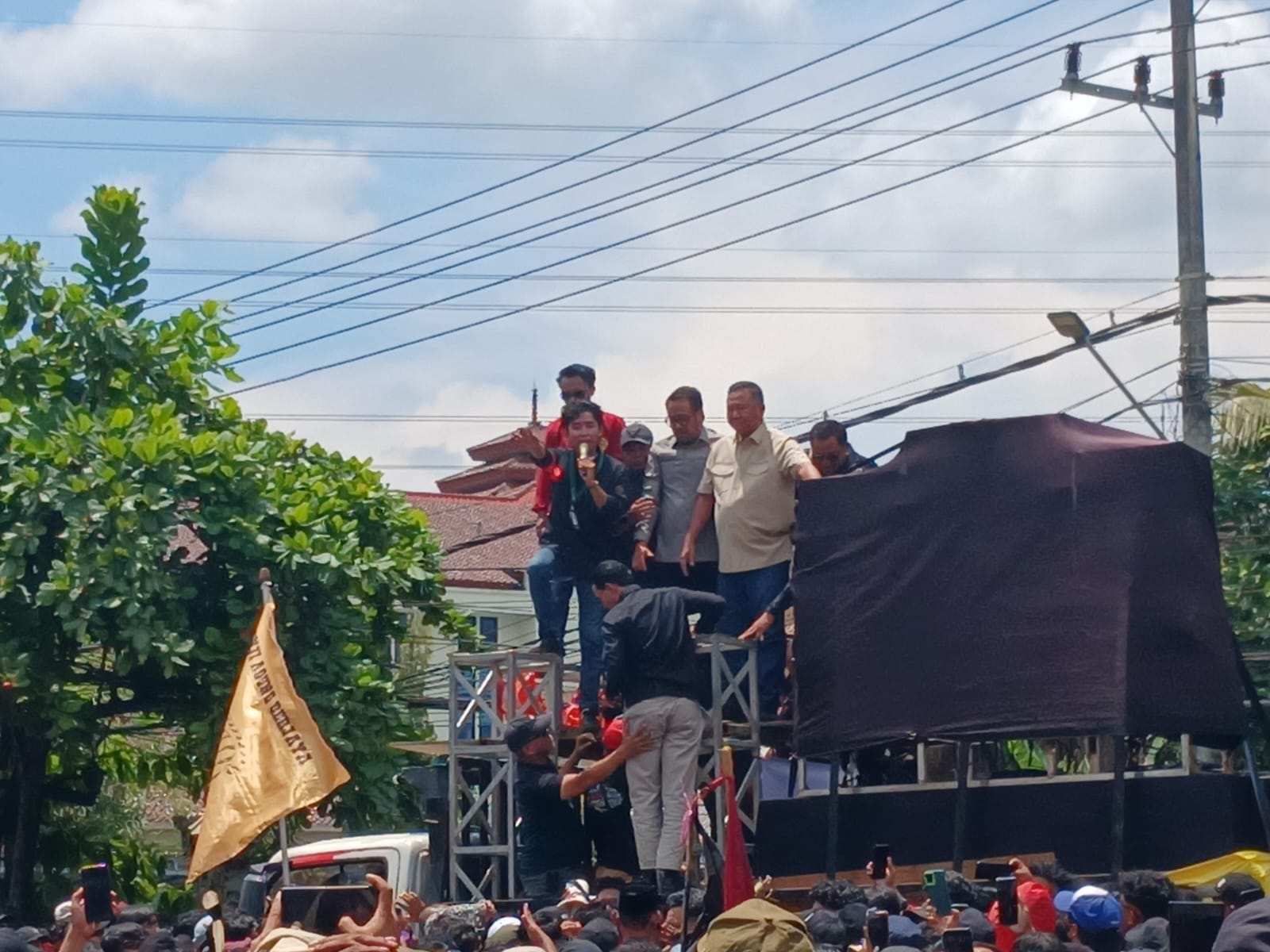 Ingin Wawancarai Humas Aliansi di Aksi DPRD Kaltim, Wartawan Dibentak