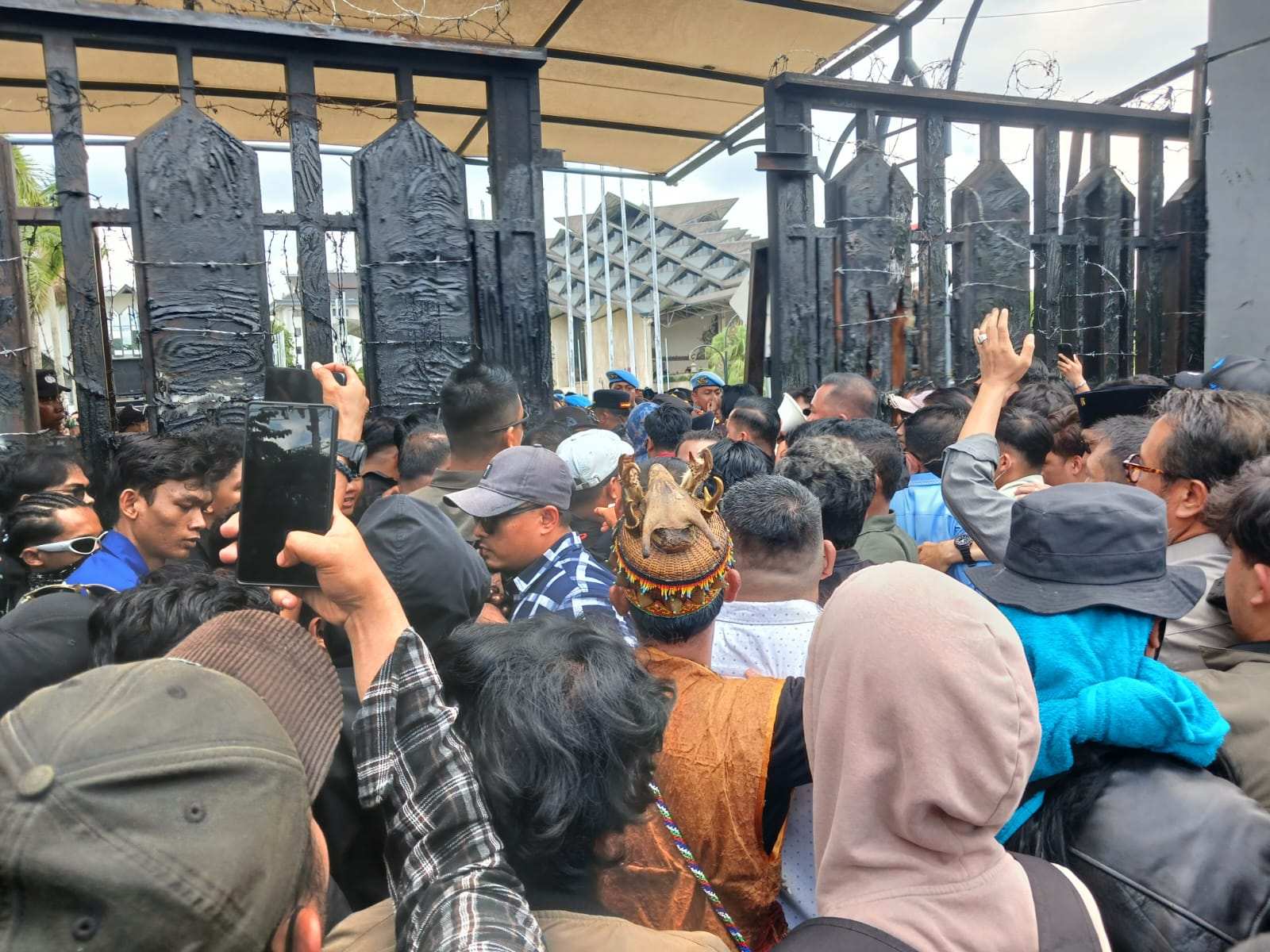 Dorong-dorongan Warnai Aksi di DPRD Kaltim, Dua Massa Sempat Terdorong Masuk Area Kantor