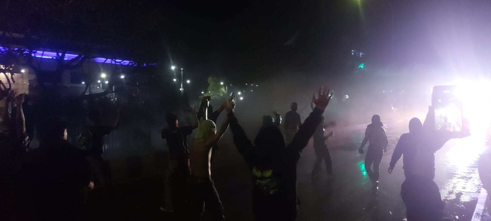 Aksi 214 Kaltim Ricuh, Demonstran Rusak Keramik Median Lempari Petugas