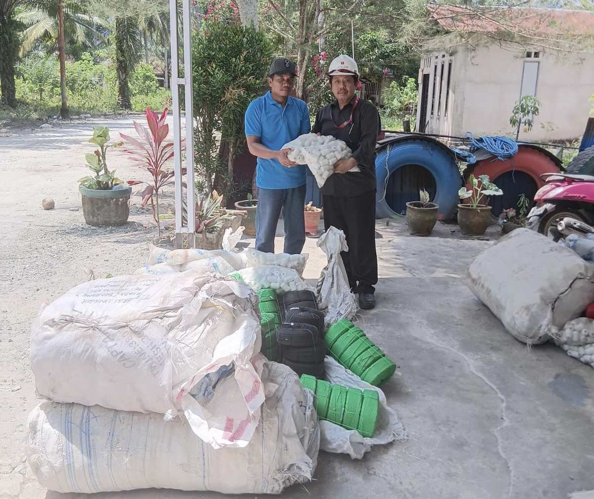 EUP Salurkan Bantuan Jaring dan Perlengkapan Tangkap untuk 4 Kelompok Nelayan Santan Ilir