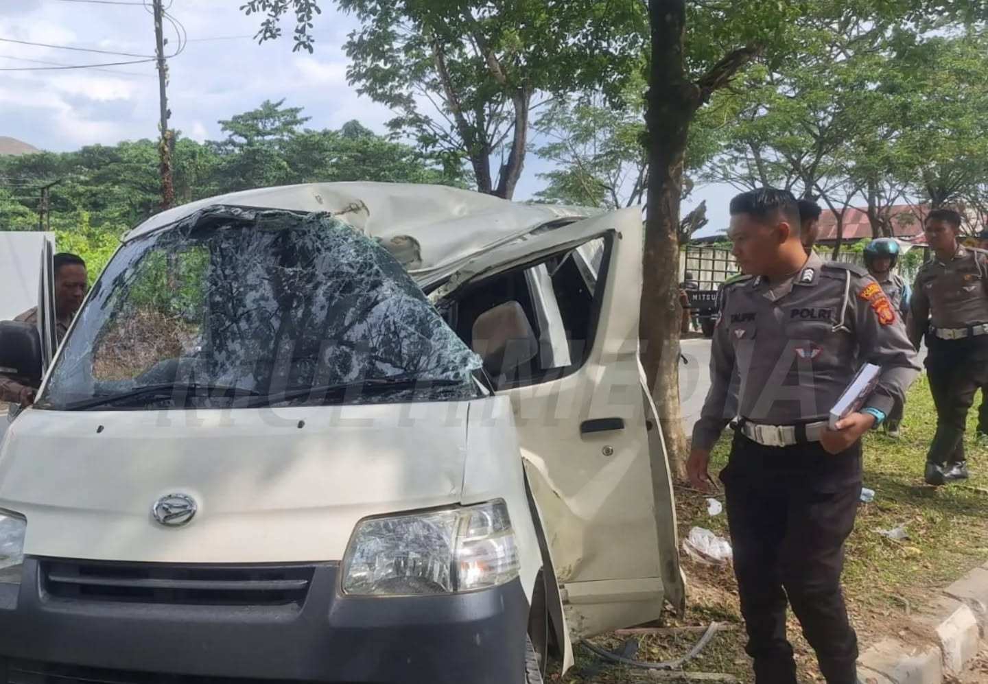 Ban Pecah saat Hindari Lubang, Mobil Hantam Median Jalan di Samarinda
