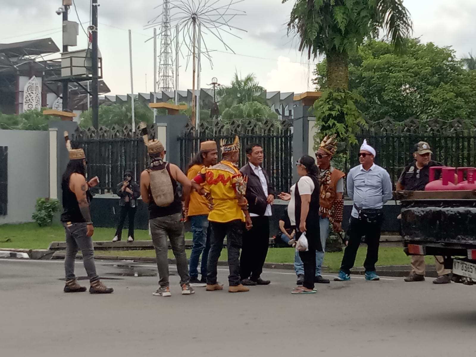 BREAKING NEWS: Maria Mercedes, Panglima Kijang dan Charly ST12 Ikut Aksi 214 di Kantor DPRD Kaltim