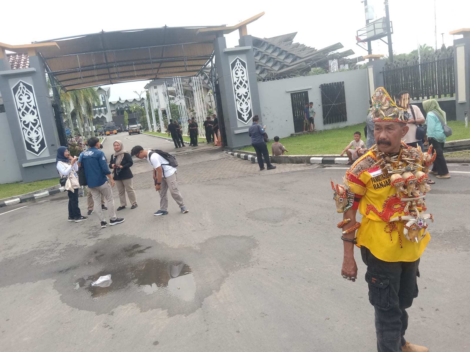 BREAKING NEWS: Massa Aksi 214 Mulai Berdatangan di Depan Kantor DPRD Kaltim, Tuntut Hak Angket Dilakukan