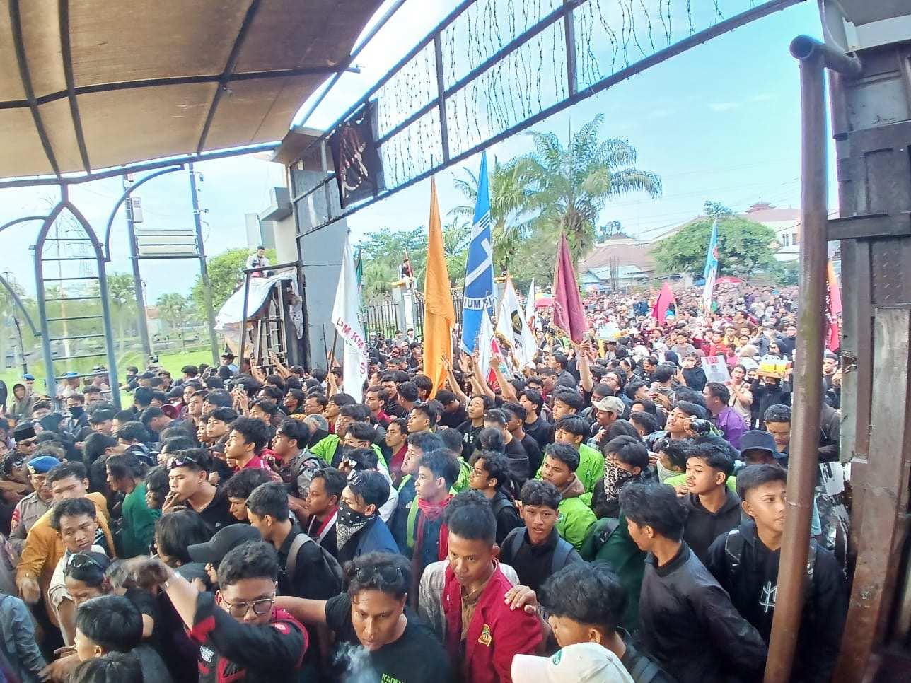 BREAKING NEWS: Massa Aksi 214 Ancam Bertahan sampai Malam, Pintu Gerbang DPRD Kaltim Dibuka