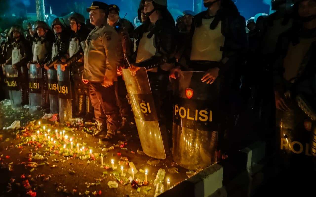 Aksi 214 Jilid II di DPRD Kaltim Berakhir Damai, Demonstran Nyalakan Lilin