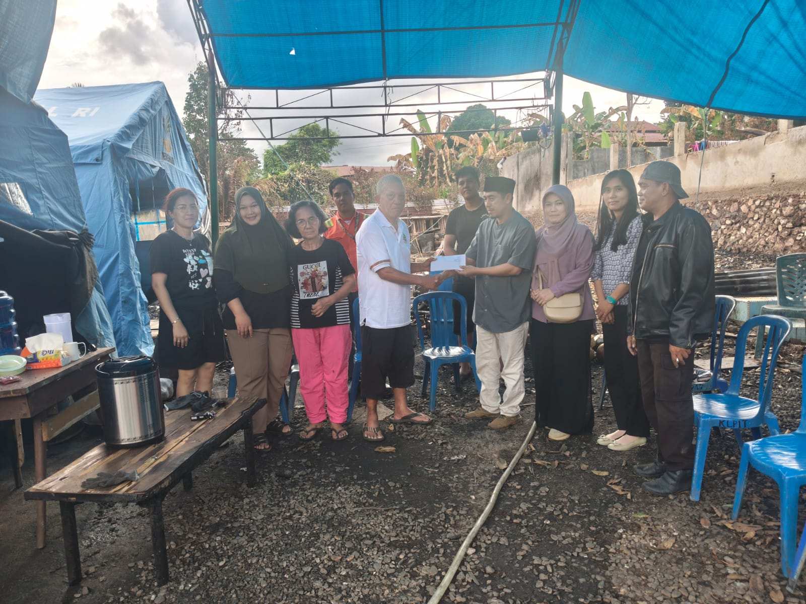 Pemdes Asuli dan Warga Kompak Bantu Korban Kebakaran, Tiga Kepala Keluarga Terima Bantuan Dana