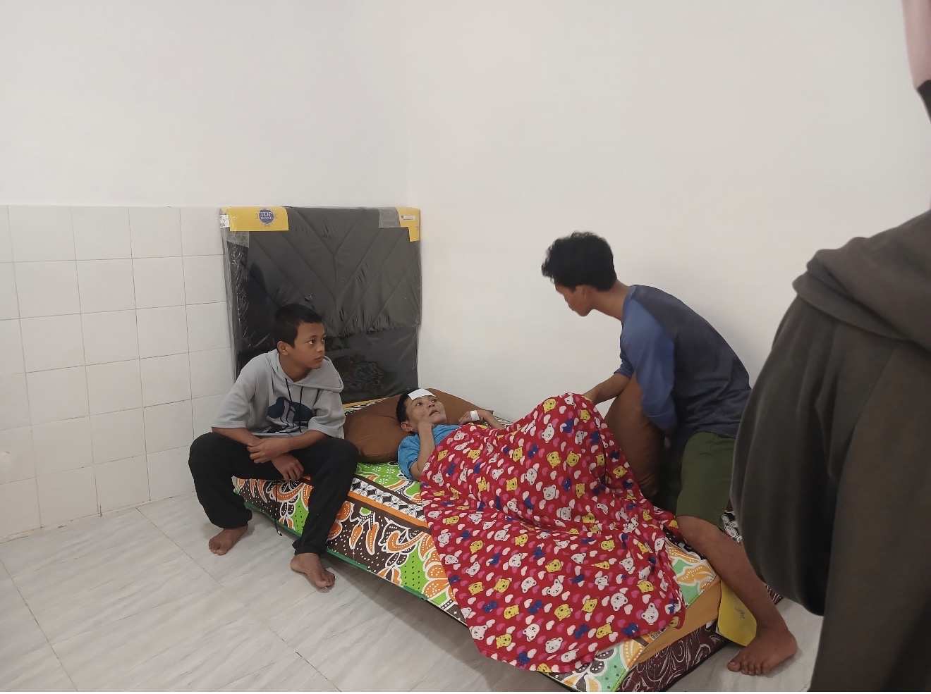 Tiga Bersaudara Rawat Ibu Stroke di Rumah Nyaris Roboh, Kini Tinggal Sementara Di Rumah Singgah