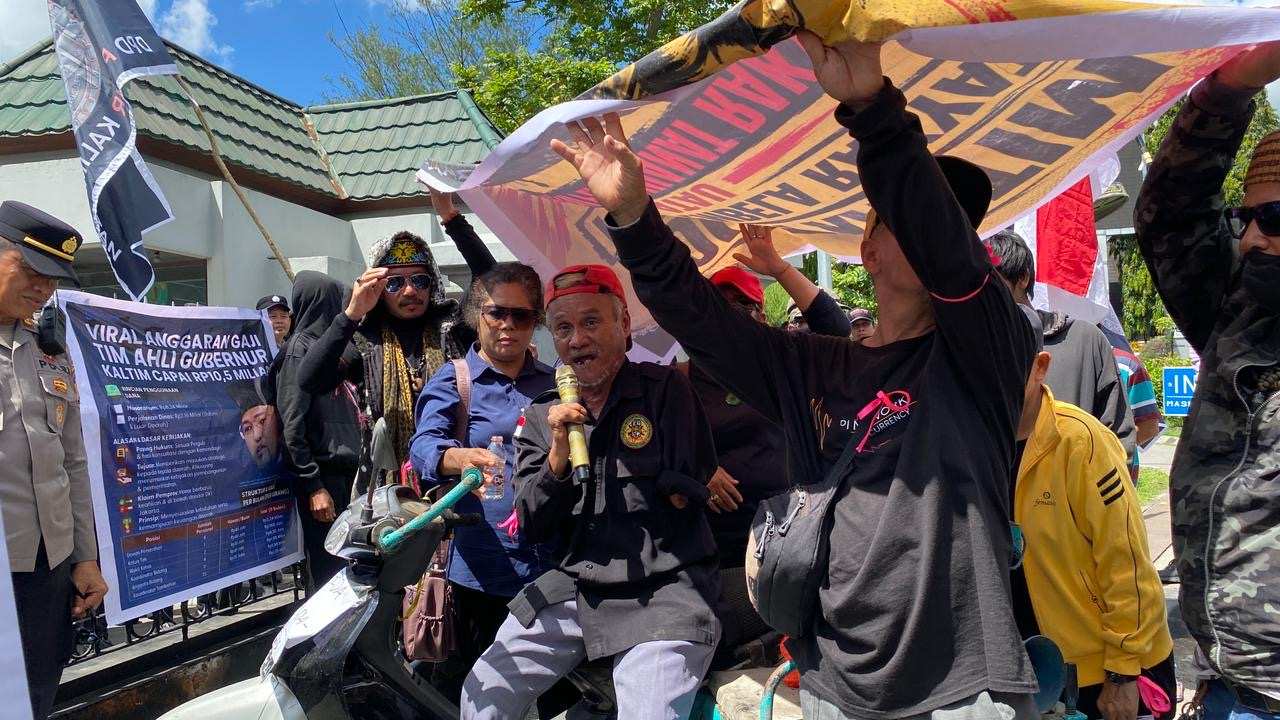 BST Dipangkas, Tim Ahli Digaji Puluhan Juta, Penyandang Disabilitas Ikut Demo di Kantor Gubernur Kaltim
