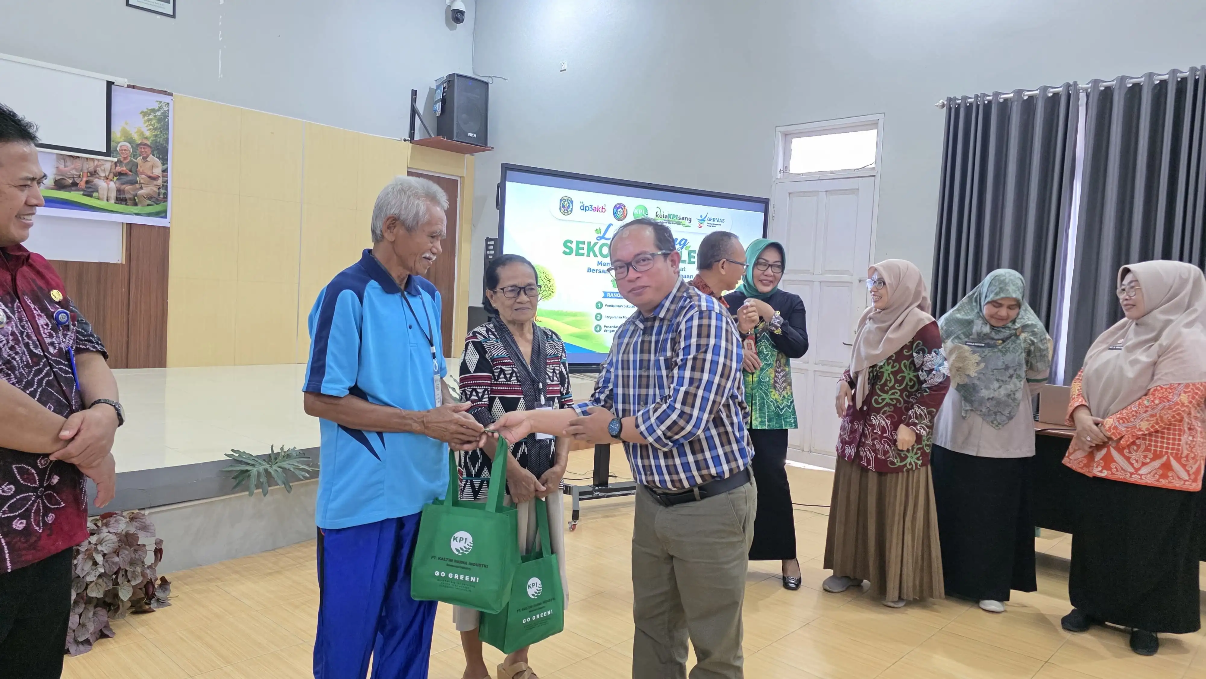 PT KPI Perkuat Program CSR KolaKPIsang, Sekolah Lansia hingga Friday Market Hadir di Kanaan
