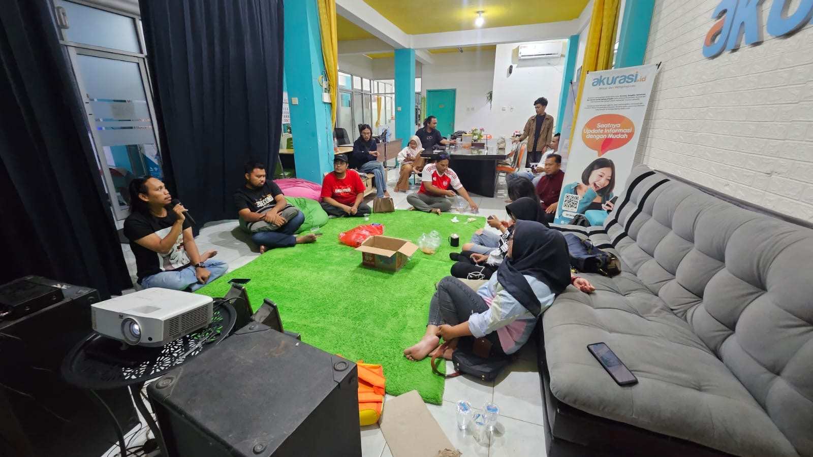 Jurnalis Bontang Nobar Pesta Babi, Bahas Keberpihakan Media hingga Ketimpangan Pembangunan di Indonesia