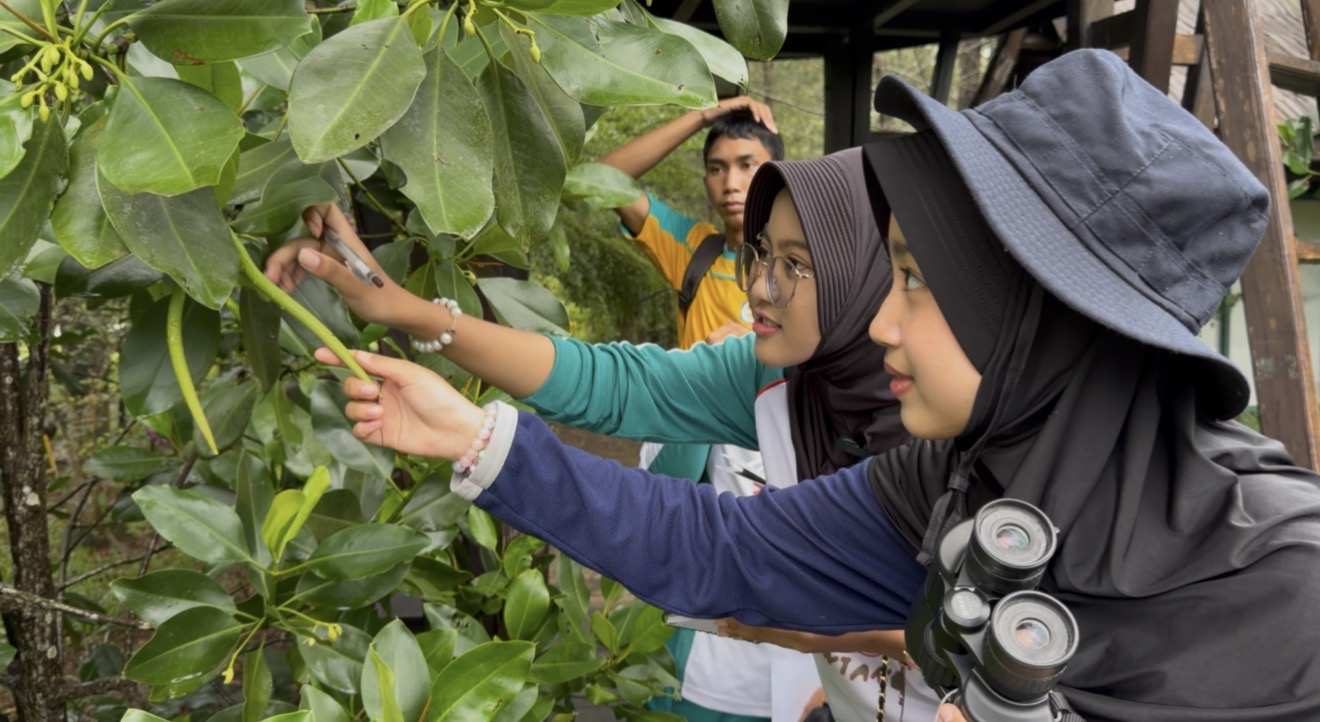 Tak Sekadar Seminar, KPI Ajak Pelajar Bontang Identifikasi Flora dan Fauna di Mangrove Saleba pada Hari Bumi dan Keanekaragaman Hayati 2026