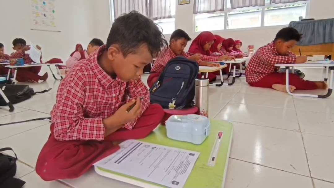 Enam Bulan Belajar Lesehan Tanpa Bangku, Siswa SDN 013 Sambutan Samarinda Bawa Meja Lipat Sendiri dari Rumah