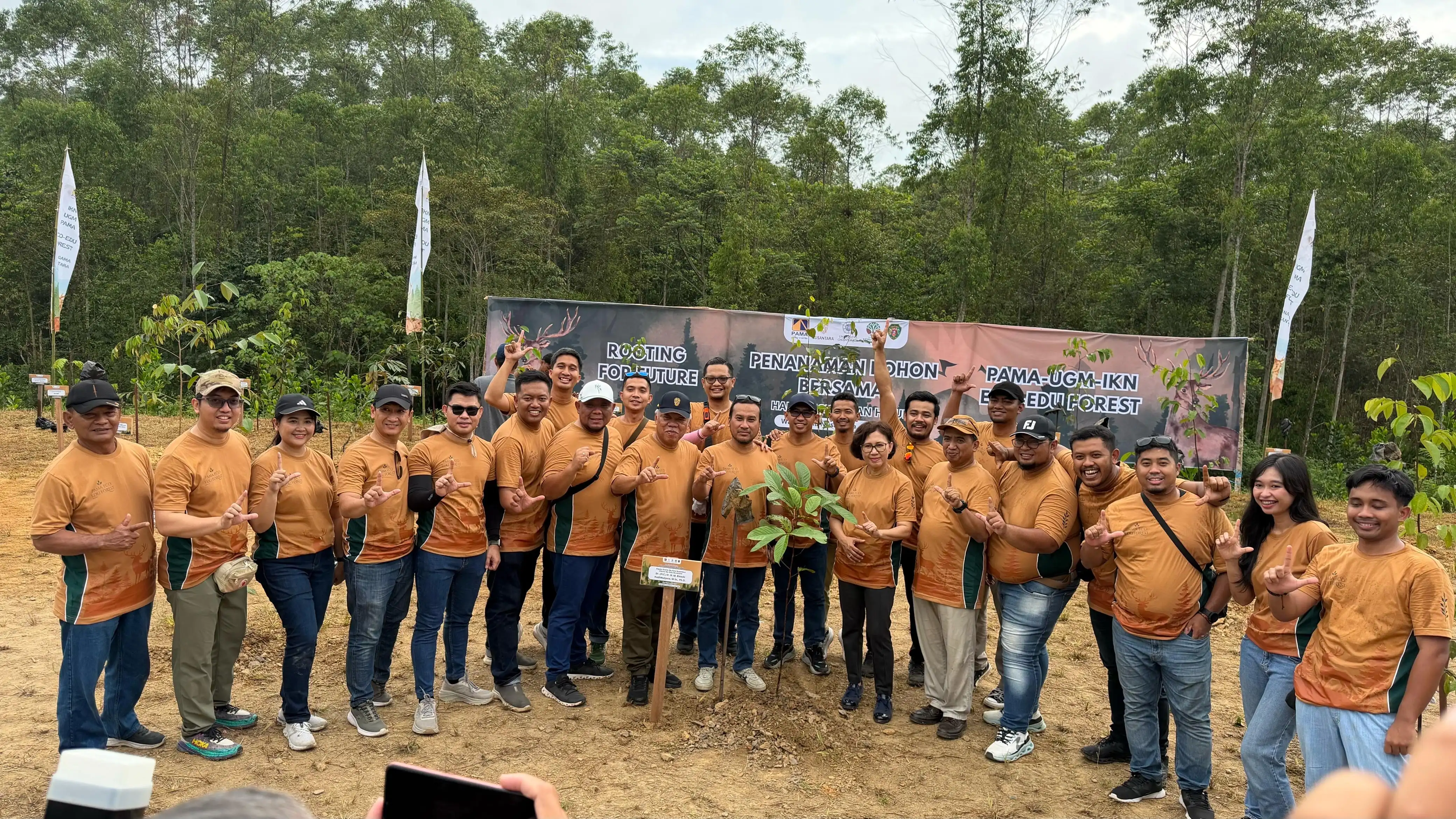 Kolaborasi PAMA, UGM, dan Otorita IKN Hijaukan Nusantara, Tanam Pohon di Kawasan Eco-Edu Forest