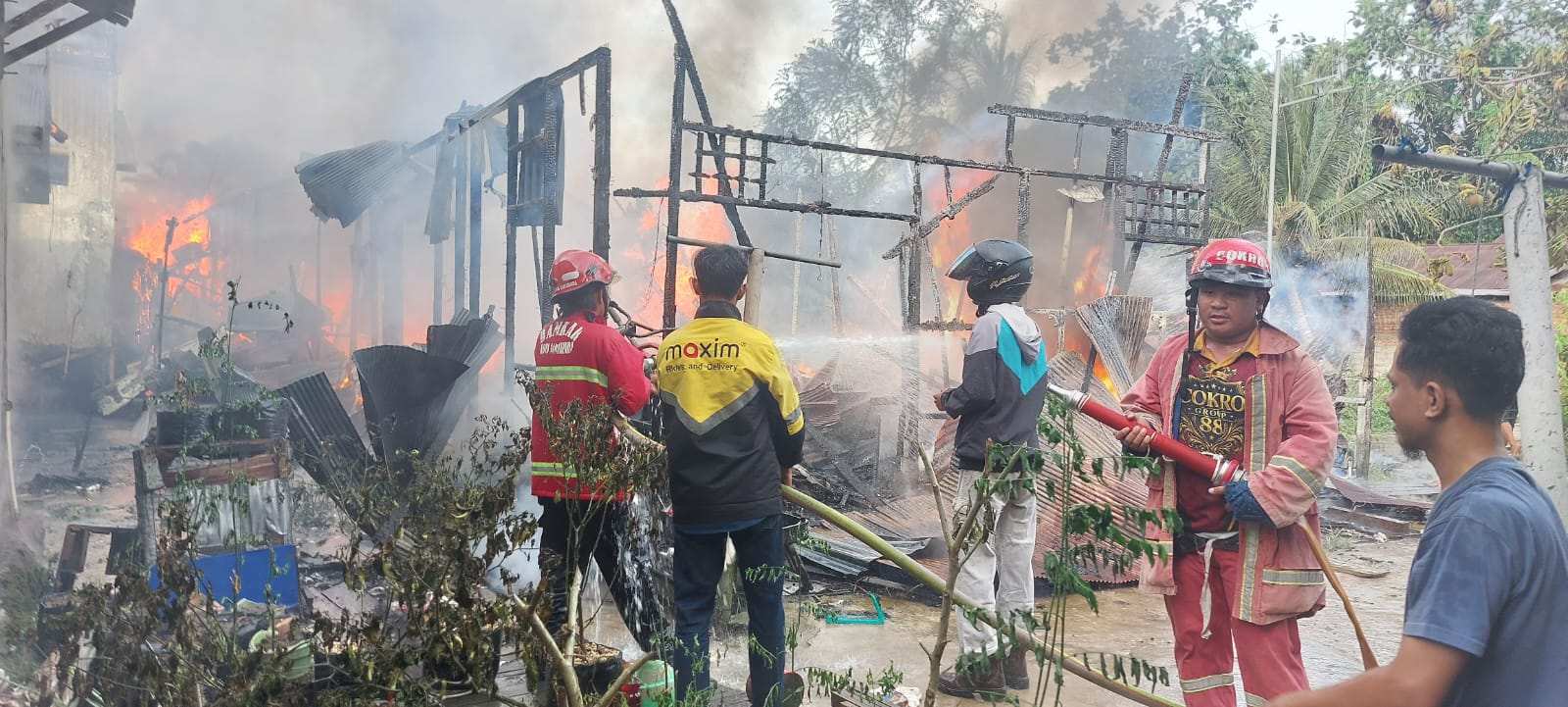 BREAKING NEWS: Kebakaran Hanguskan Dua Rumah di Jalan Dato Iba Samarinda
