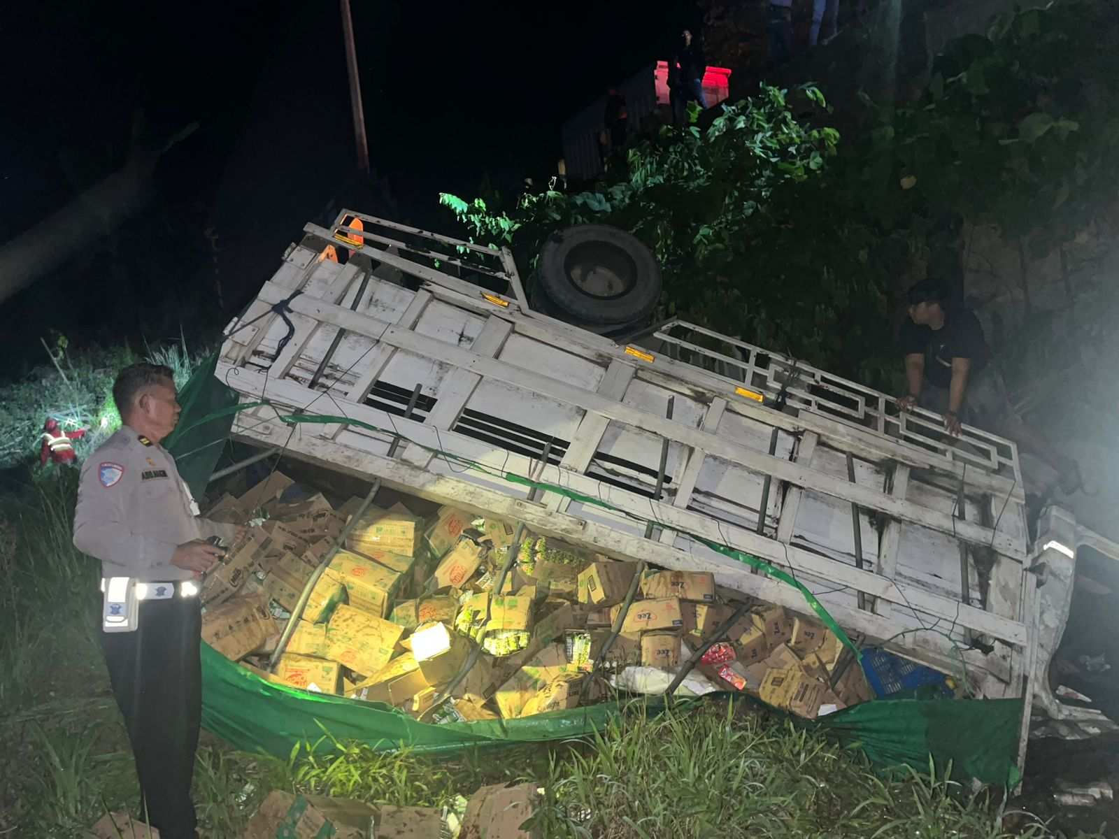 Truk Bermuatan Sembako Terjun Bebas ke Jurang di KM 15 Kukar, Sopir Meninggal di Tempat