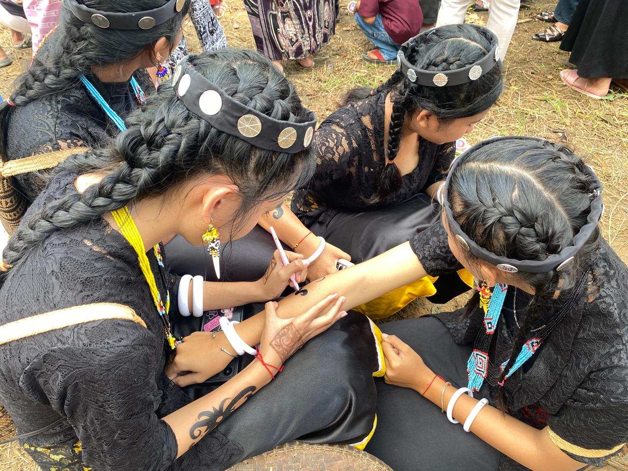 LAPORAN KHUSUS - Dari Festival Budaya Bekudung Betiung Tumbit Dayak di Berau: Wajib Bertato dan Penggal Kepala sebelum Menikah
