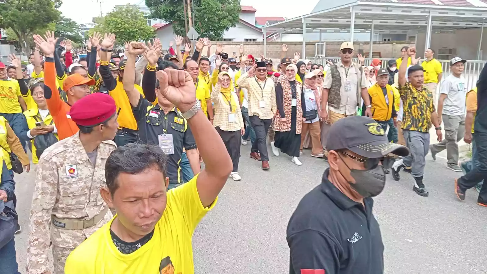 Neni - Agus Haris Jalan Kaki ke KPU Bontang Diantar Ribuan Simpatisan