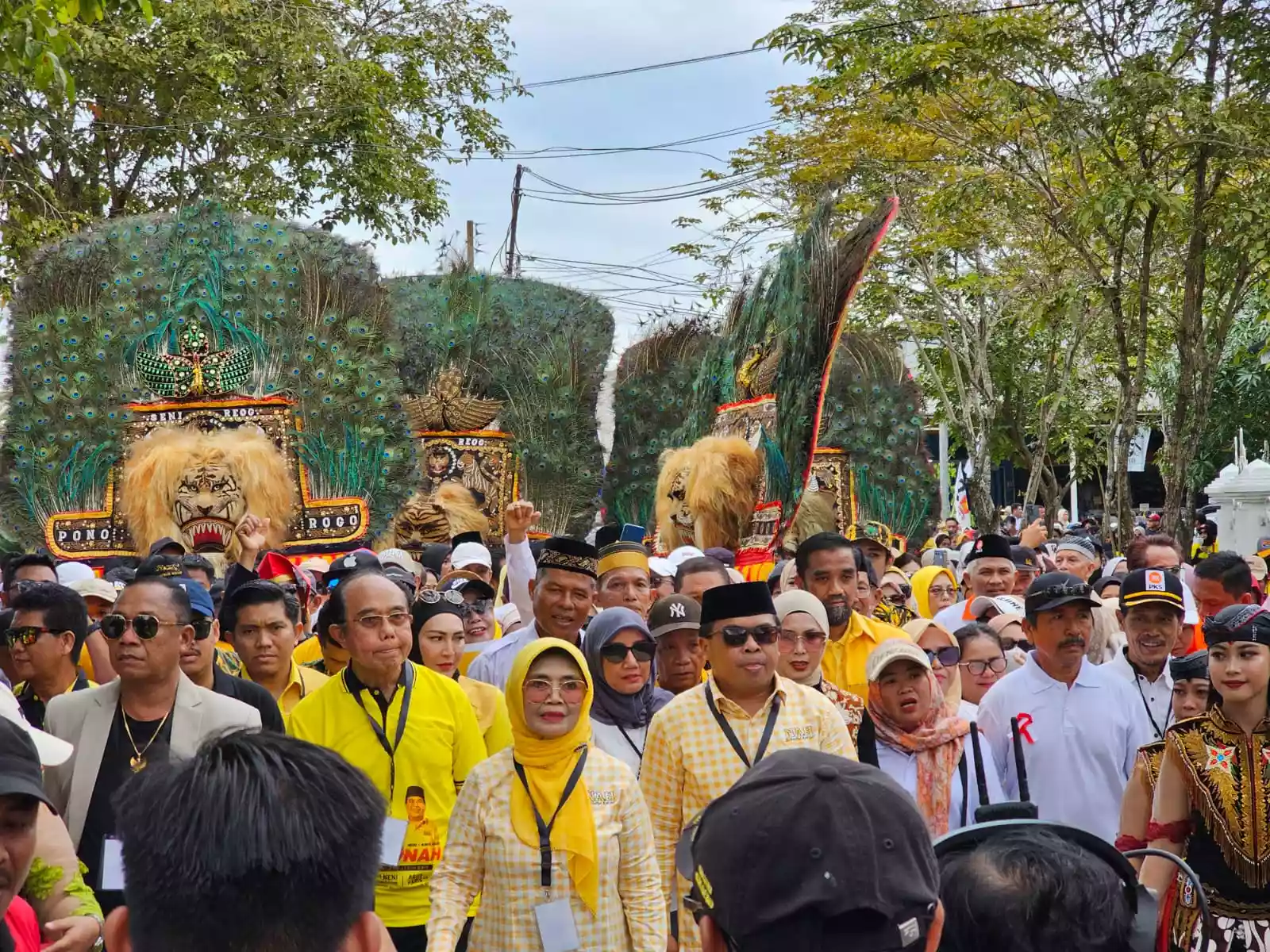 Ribuan Pendukung Antar Neni-Agus Haris Daftar Pilkada ke KPU Bontang