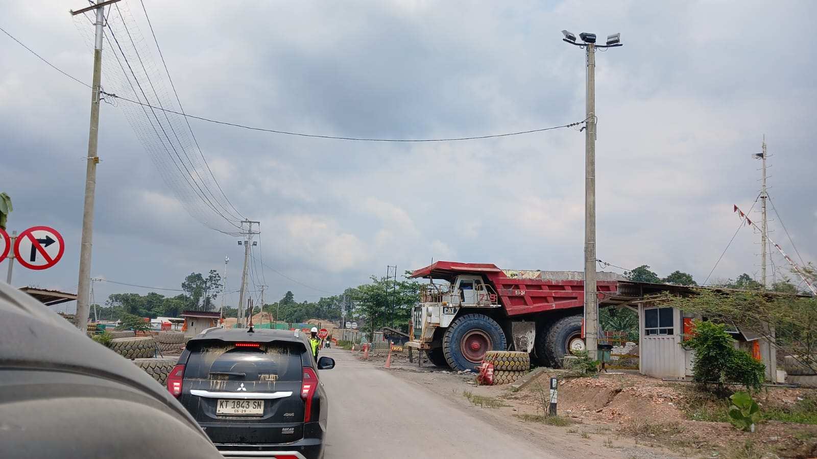 Normal Day In Kalimantan Adalah saat Truk Tambang Berukuran Raksasa Lewat di Jalan Nasional