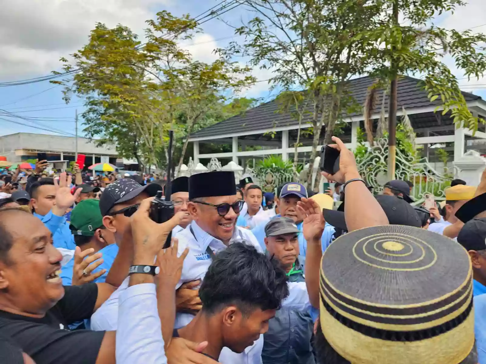 Basri-Dhihin Tiba di Kantor KPU, Sorakan Sekali Lagi Independen Menggema dari Ribuan Pendukung