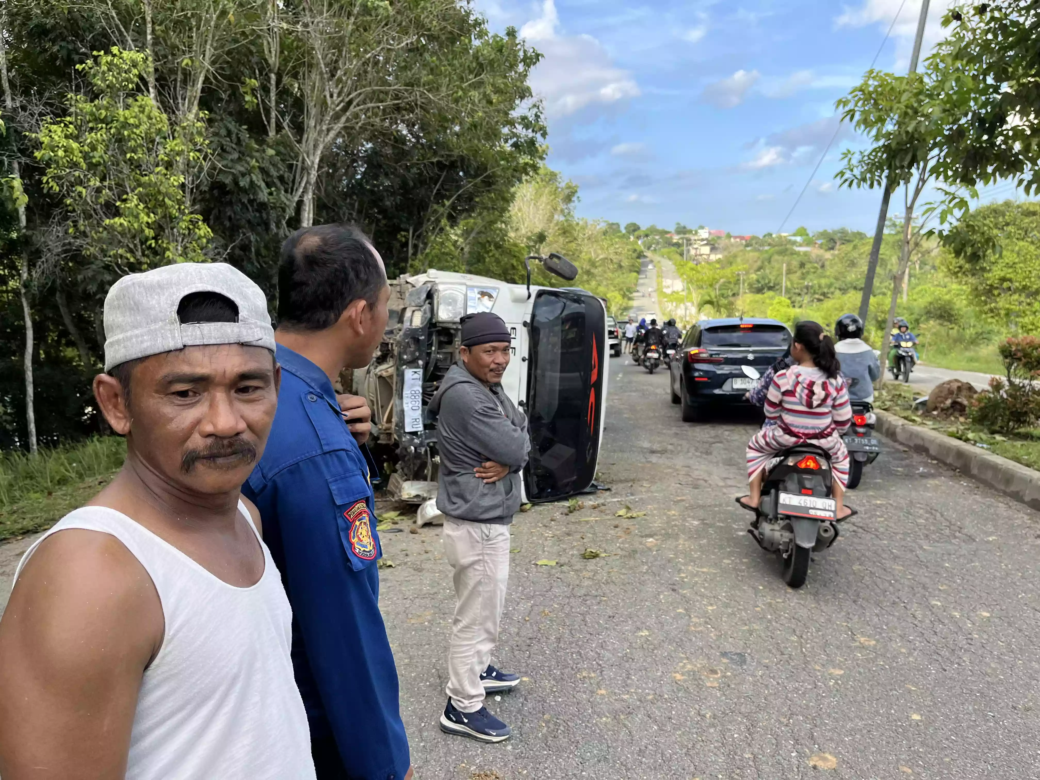 Truk Angkut CPO Terbalik di Bontang Lestari, Dua Ban Depan Lepas