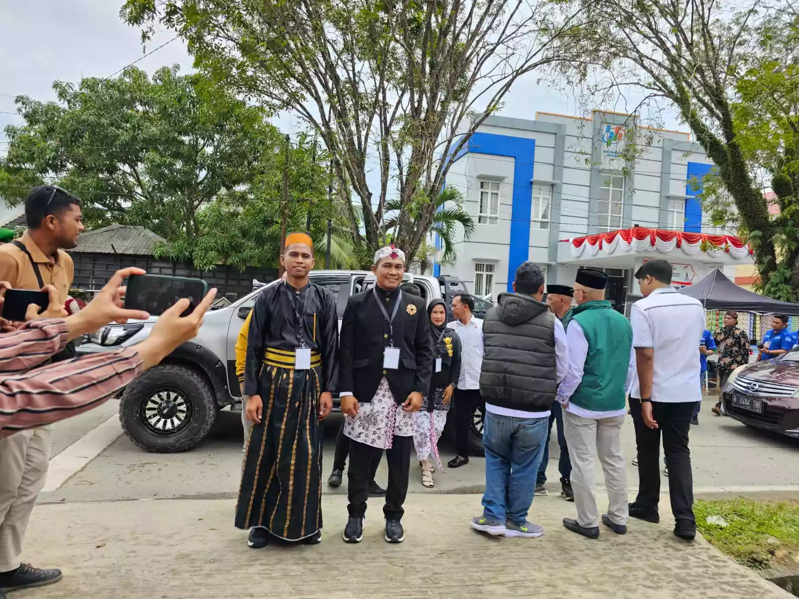 Sutomo Jabir dan Nasrullah Tiba di KPU Bontang, Kenakan Pakaian Adat Sulawesi dan Jawa