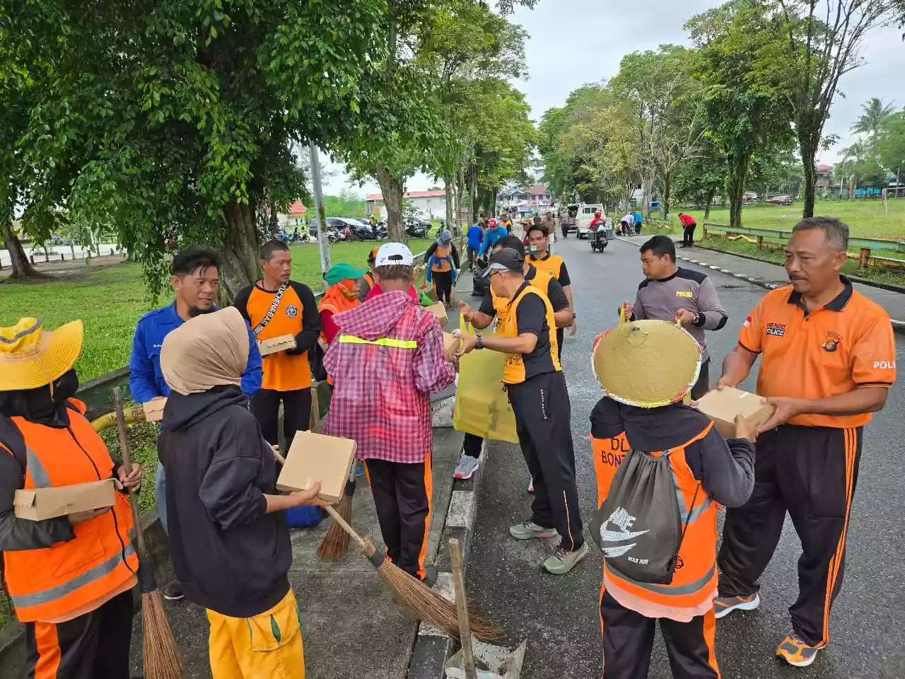 Viral Video Banyak Sampah di Lapangan Kampung Baru, Polsek Bontang Selatan Melakukan Bersih-bersih dan Bagi 100 Nasi Kotak Gratis