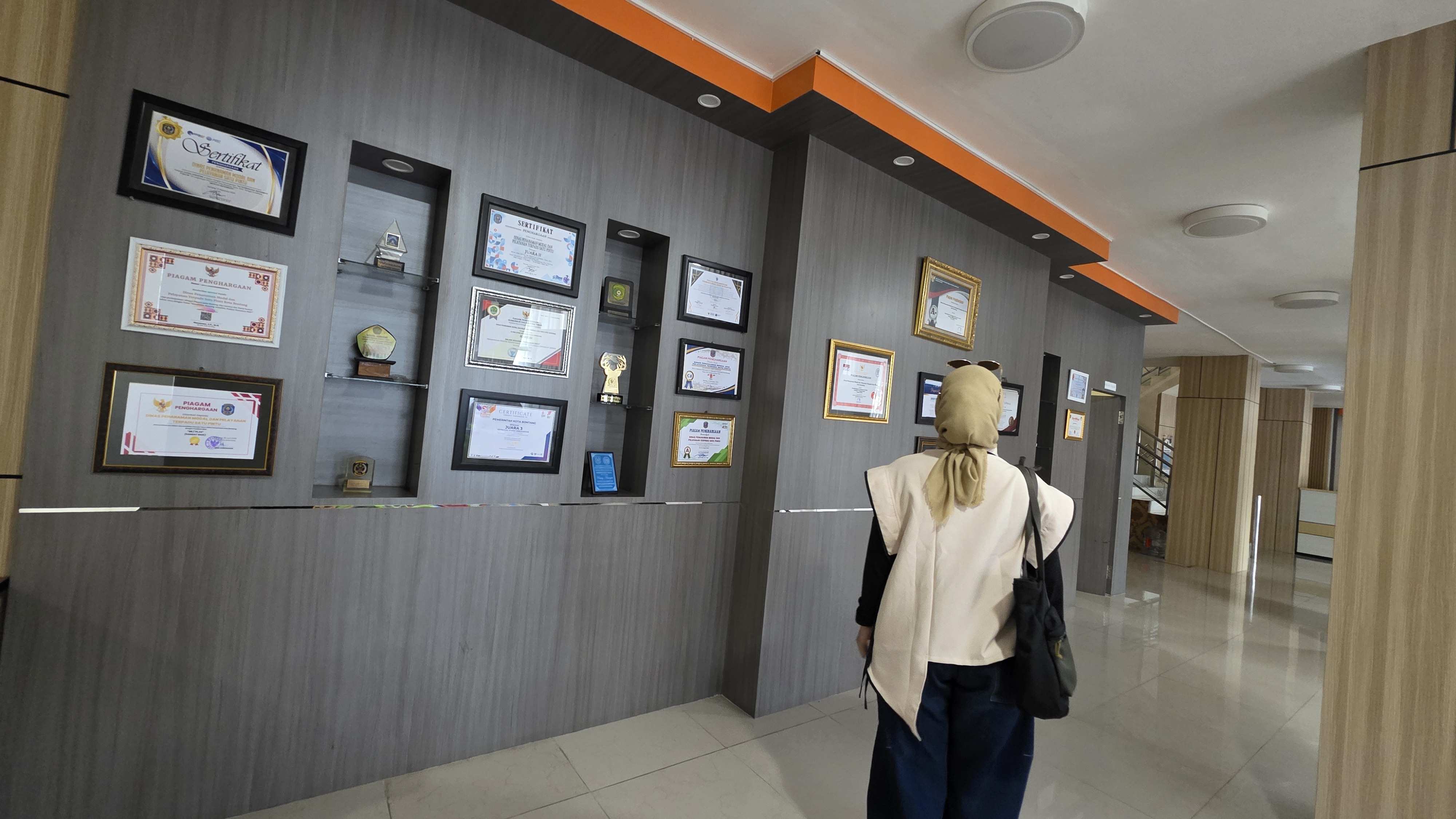 Deretan Piagam Penghargaan Warnai Ruang Pelayanan DPMPTSP Bontang, Bukti Konsistensi Torehkan Prestasi