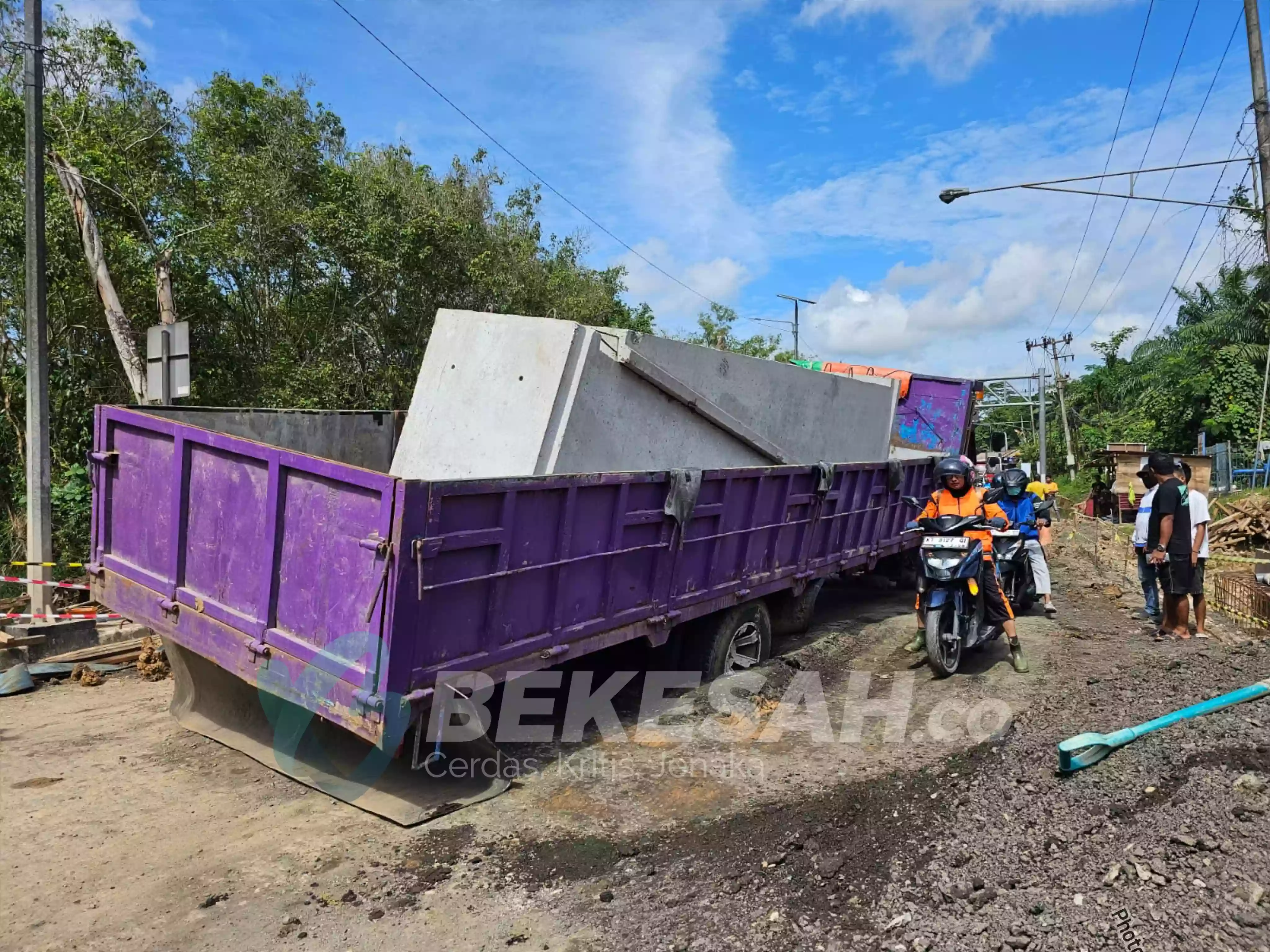 Truk Muat Beton Amblas di Jalan Cipto Mangunkusumo, Gegara Kondisi Jalan Lembek