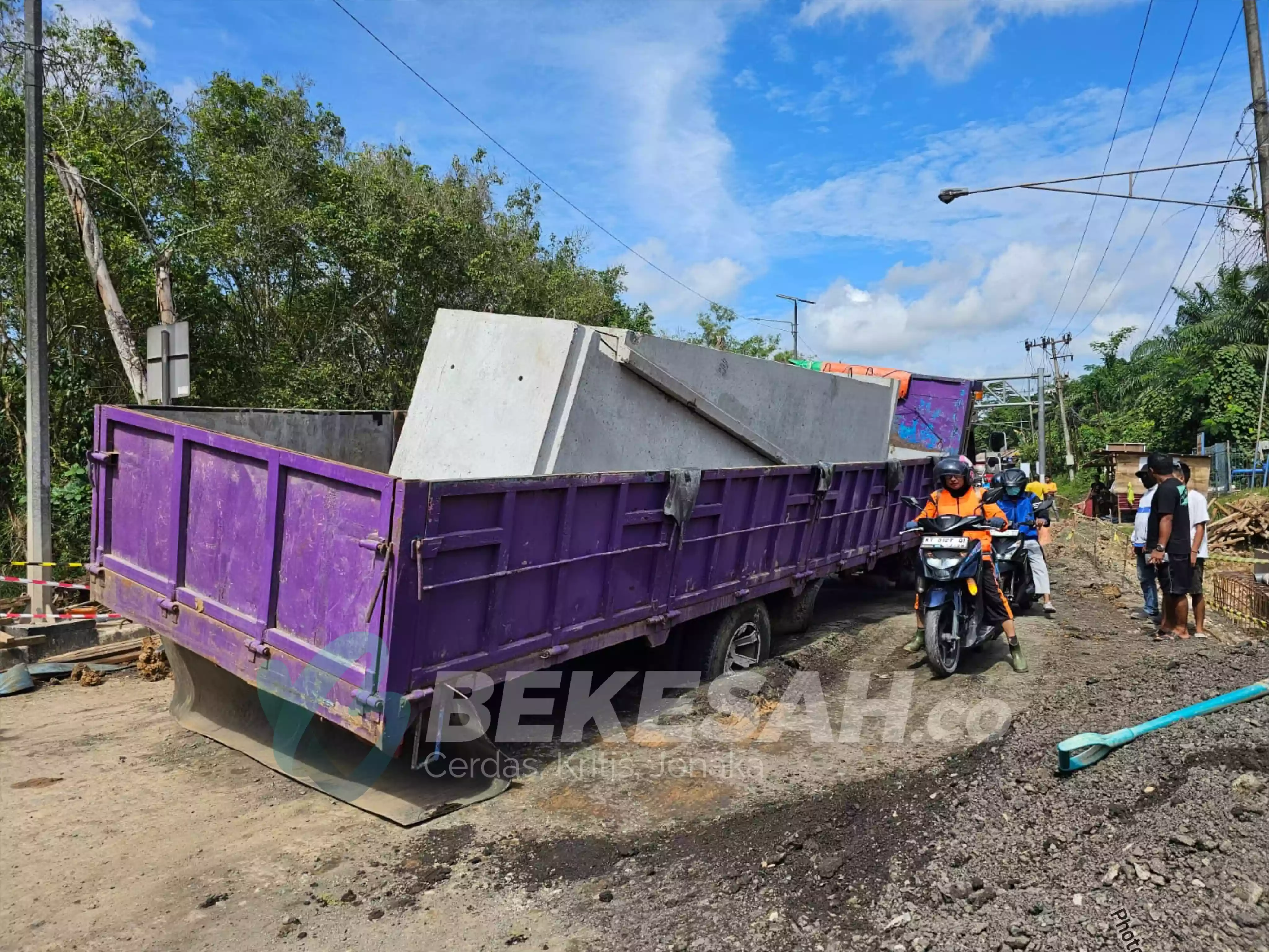 Truk Muat Beton Amblas di Jalan Cipto Mangunkusumo, Gegara Kondisi Jalan Lembek