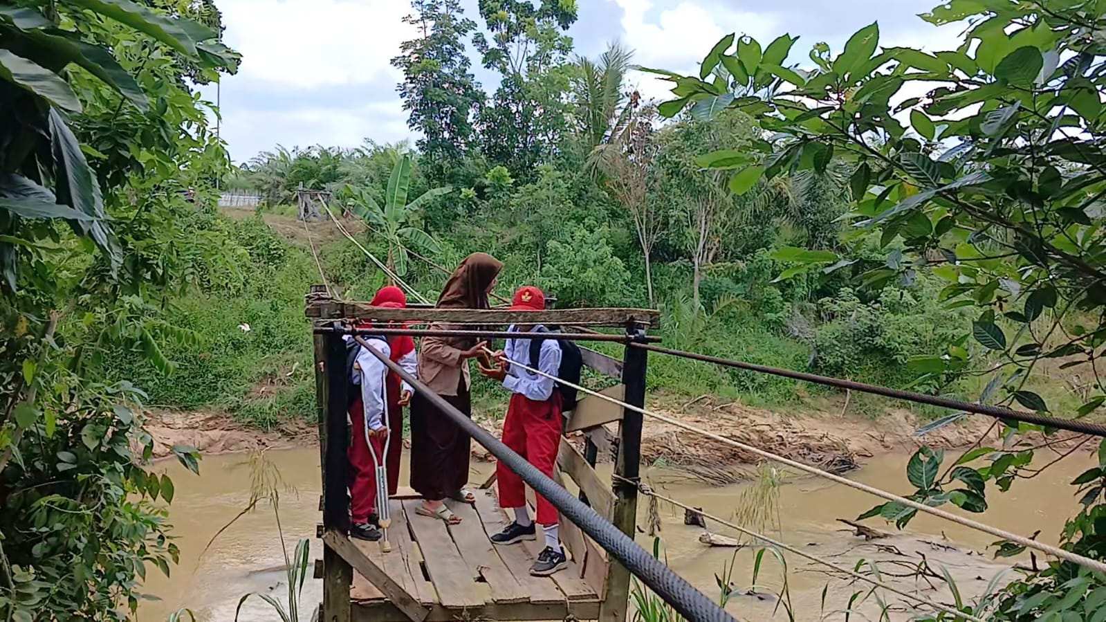 Pelajar Kukar Bertaruh Nyawa, ke Sekolah lewat Kereta Gantung