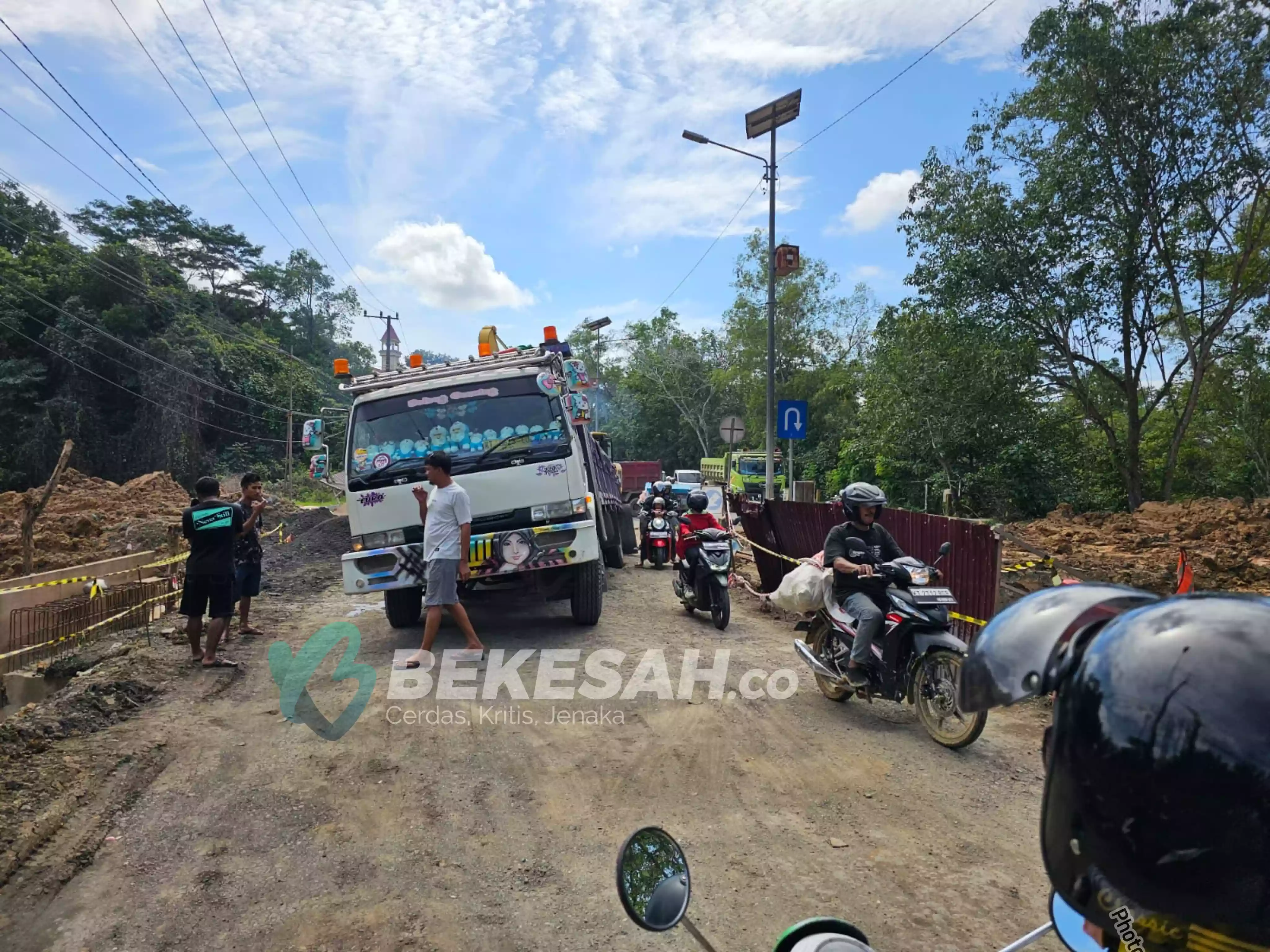 Kemacetan Panjang Terjadi di Jalan Cipto Mangunkusumo Akibat Truk Bermuatan Beton Amblas