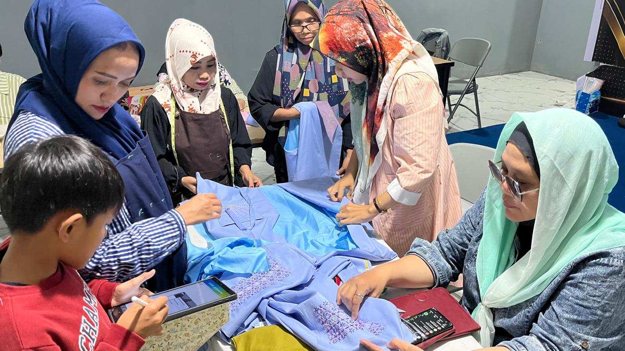 10 Hari Berlatih, 16 Penjahit Kaltim Dapat Sertifikat Kompetensi Nasional