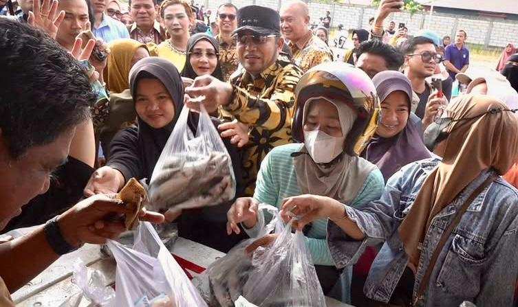 Dibagi Gratis, Gubernur Kaltim Berdesakan Borong Ikan untuk Warga Berau