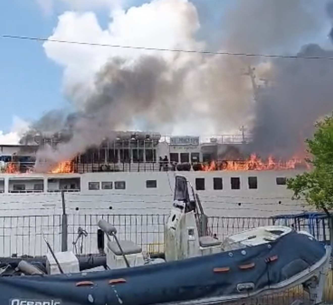 KM. Prince Soya Terbakar di Pelabuhan Samarinda, Diduga Karena Oli, Pemadaman Hanya Pakai Air
