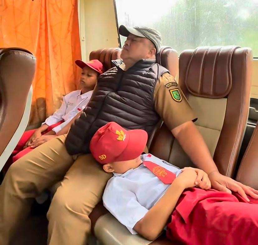 LAPORAN KHUSUS: Jalan Panjang untuk Pendidikan Layak Murid SD 001 Birang di Berau: Dua Bis Antar Jemput Siswa ke Sekolah Induk (2)