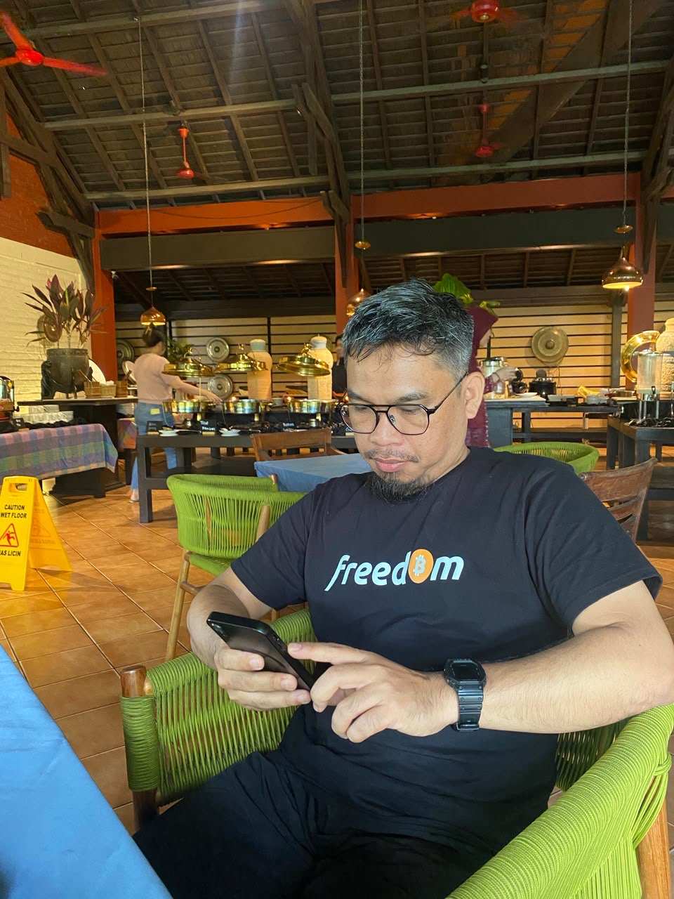 OPINI: Monumen Niat Baik: Ketika Tertawaan pada Korban Investasi Berbalik Menjadi Diri Sendiri