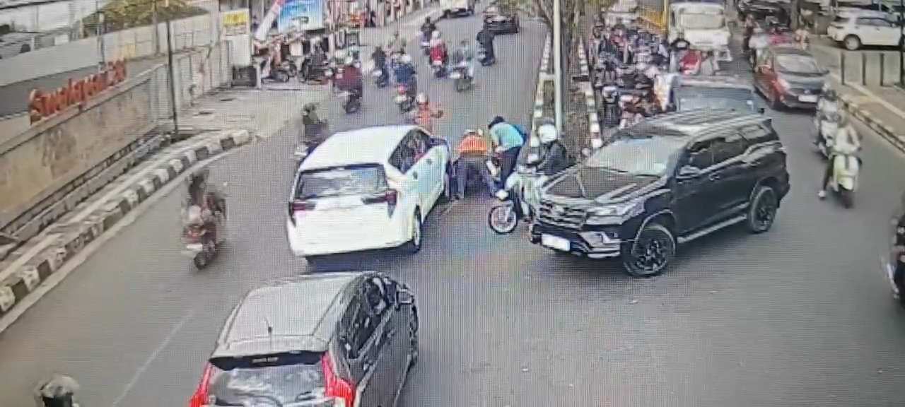 Bantu Evakuasi Laka Lantas, Wakapolsek Samarinda Ulu Kena Pukul Pengendara