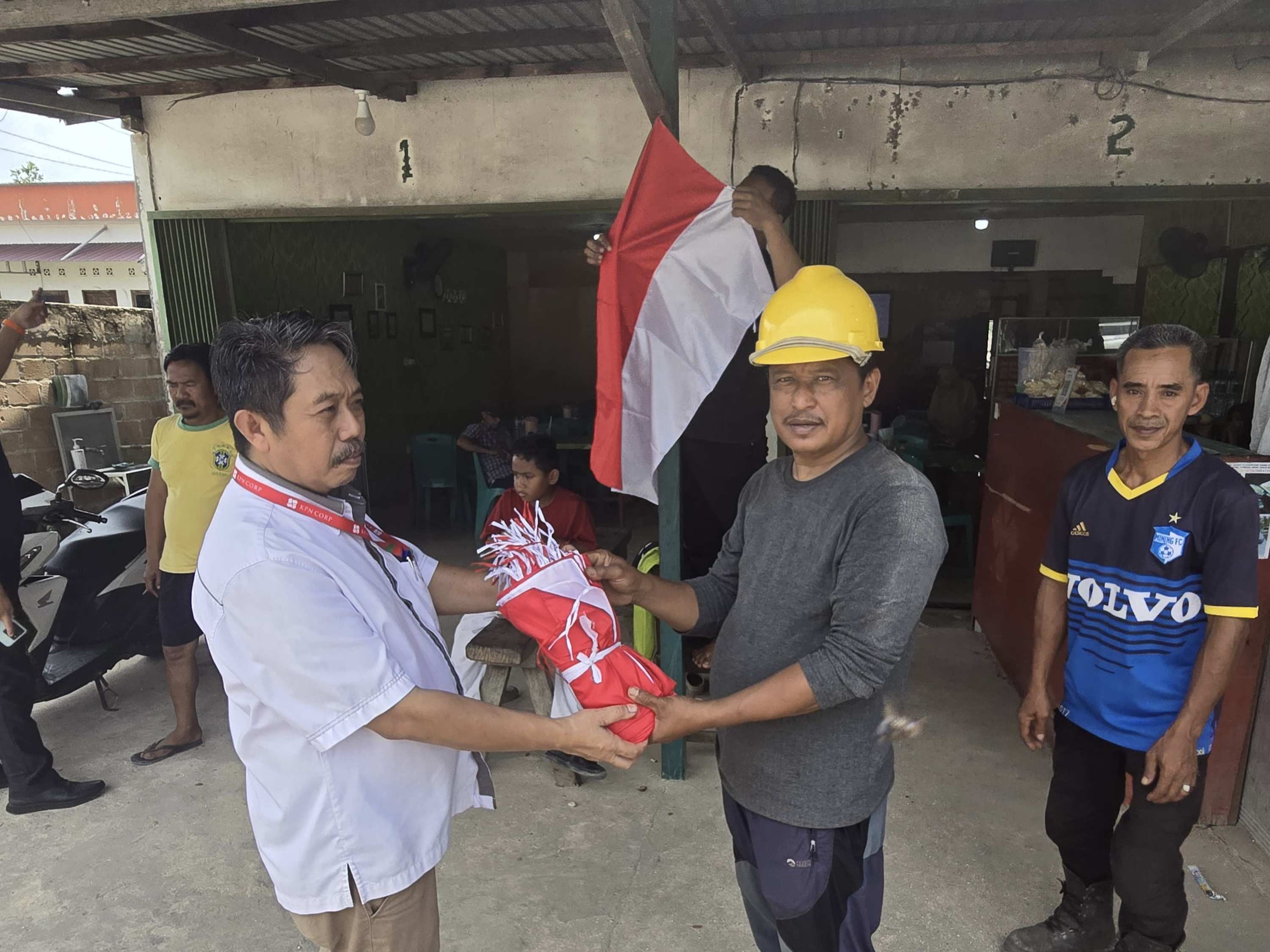 EUP Bagikan 100 Bendera Merah Putih untuk Warga Buffer Zone Bontang Lestari