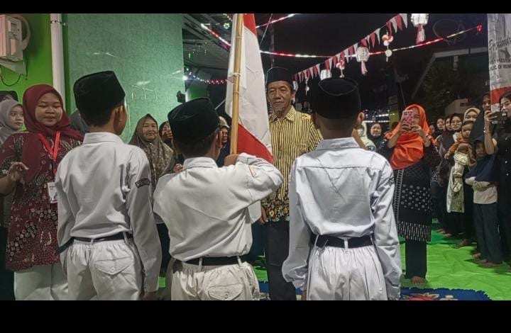 Malam Hari Warga RT 16 Dadi Mulya Samarinda Gelar Upacara Bendera digang sempit, Tradisi Khidmat di Tengah Keterbatasan