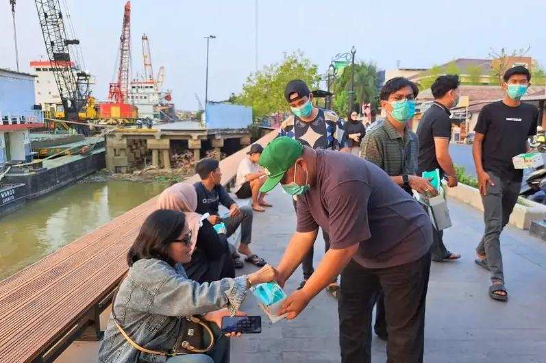 Imbau Masyarakat Jaga Kesehatan, Wabup Berau Bagikan Masker di Fasum