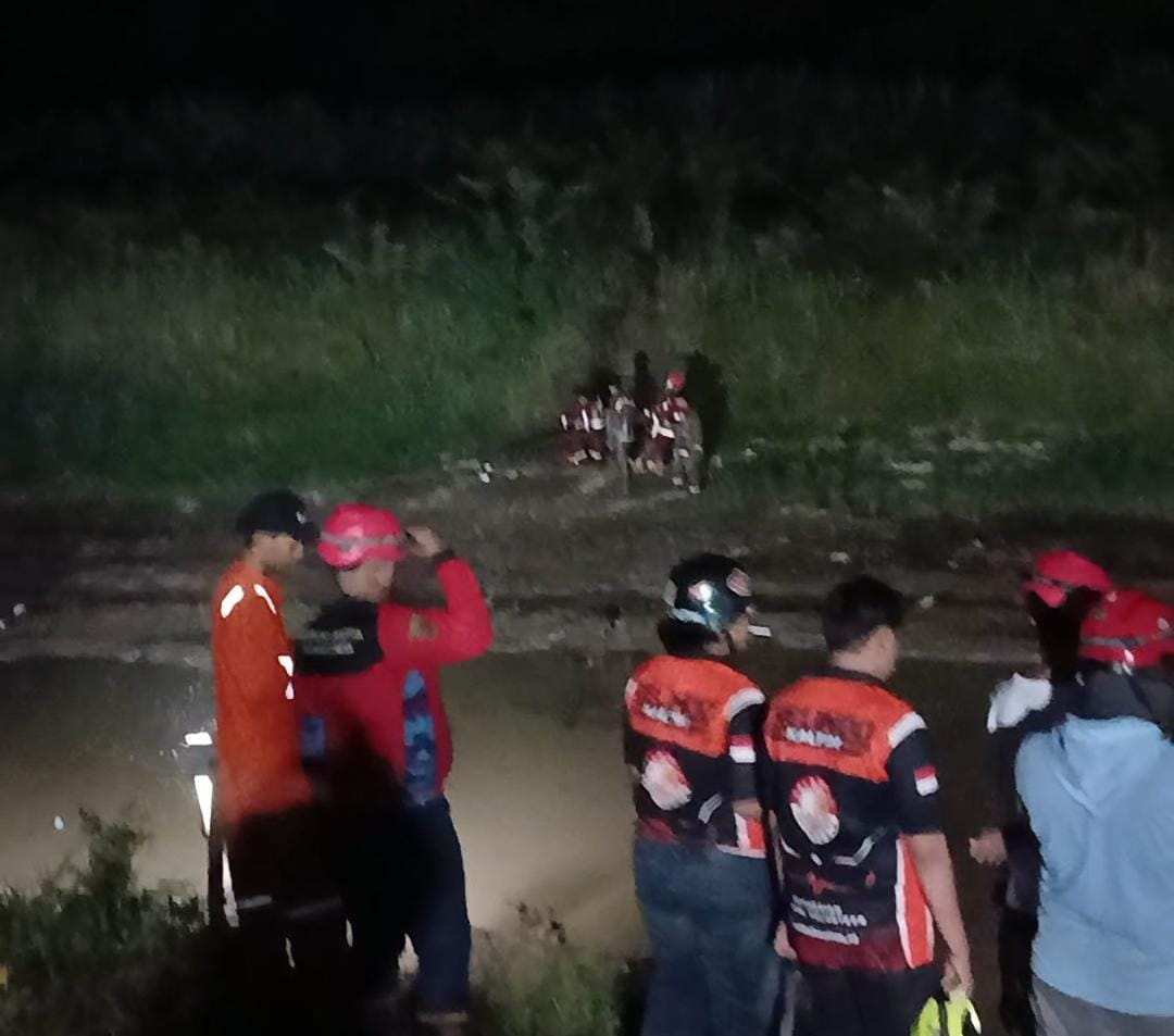 Karhutla Belimau Menjalar ke Bengkuring, Relawan Samarinda Berjibaku dengan Lumpur